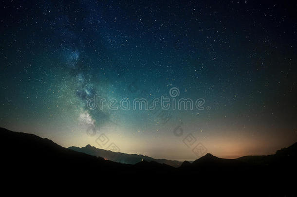山上有银河系的夜空恒星