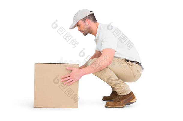 送货员蹲着采摘纸板箱