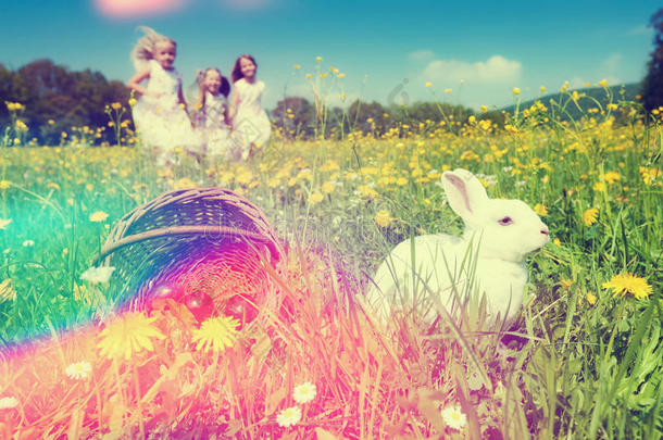 孩子们在复活节彩蛋和兔子一起狩猎
