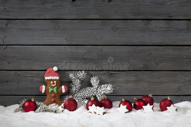圣诞姜饼熊圣诞灯泡桂星松枝上堆雪靠木墙