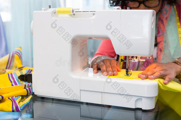 服装设计师使用缝纫机