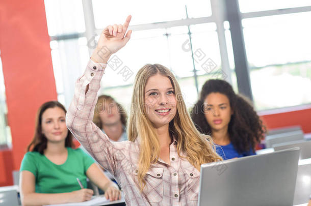 女学生在教室里举手