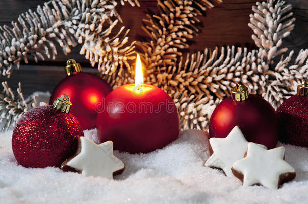圣诞灯泡，桂星，<strong>松枝</strong>，<strong>蜡烛</strong>在一堆雪上，靠在木墙上