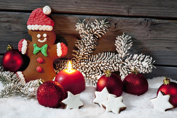 圣诞姜饼熊圣诞灯泡肉桂星星<strong>松枝蜡烛</strong>在堆雪上靠木墙