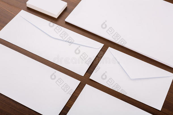 空白模板。 由名片、信笺A4、木桌上的信封组成