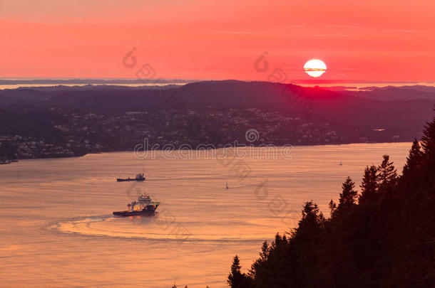 挪威峡湾日落景观