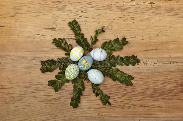 复活节装饰，树枝和复活节鸡蛋在木头上