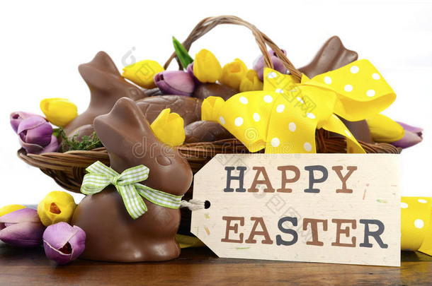 复活节巧克力篮子的鸡蛋和兔子