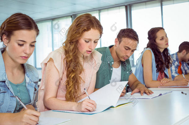 时尚学生在课堂上做笔记