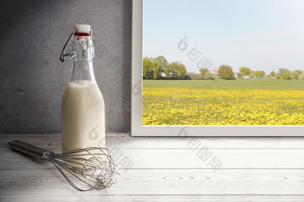 新鲜牛奶，窗台上的奶油瓶在农村