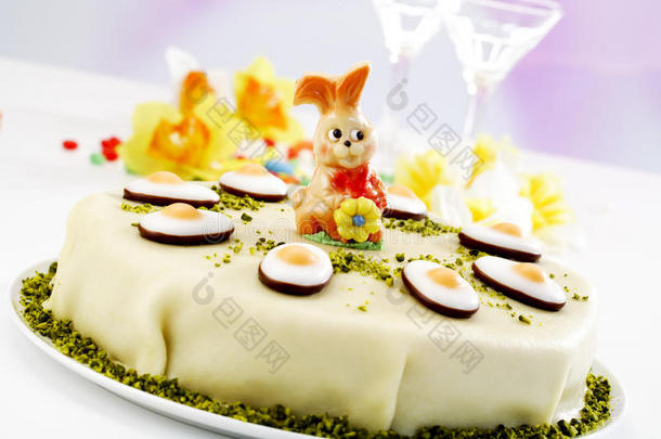 复活节蛋糕，杏仁饼与开心果，复活节兔子雕像和方丹