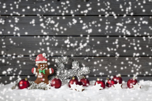 圣诞姜饼熊圣诞灯泡桂星<strong>松枝</strong>上堆着雪，木墙上的雪正在下