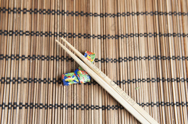 手工折纸筷子架上的竹筷子
