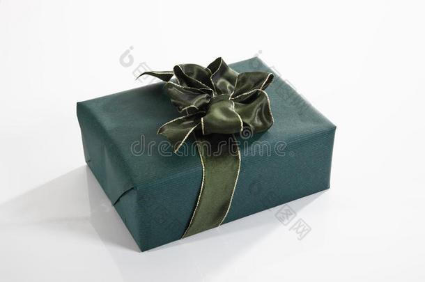 用绿色包装纸包裹的礼物