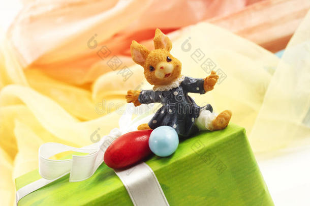 绿色复活节礼物与丝带，复活节兔子身材和糖蛋