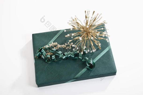 用绿色包装纸包裹的礼物