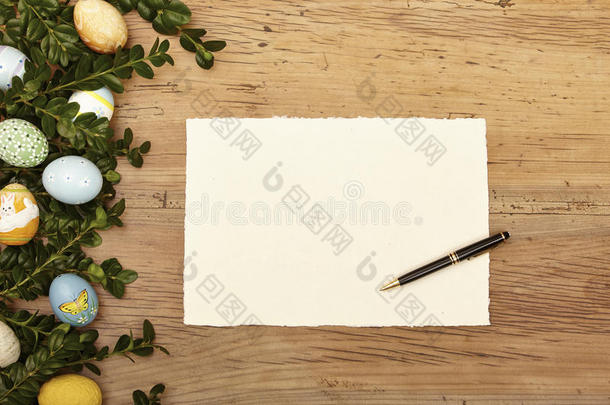 复活节鸡蛋和树枝，空白卡和木球笔