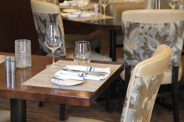 高档餐厅舒适的椅子和桌子设置