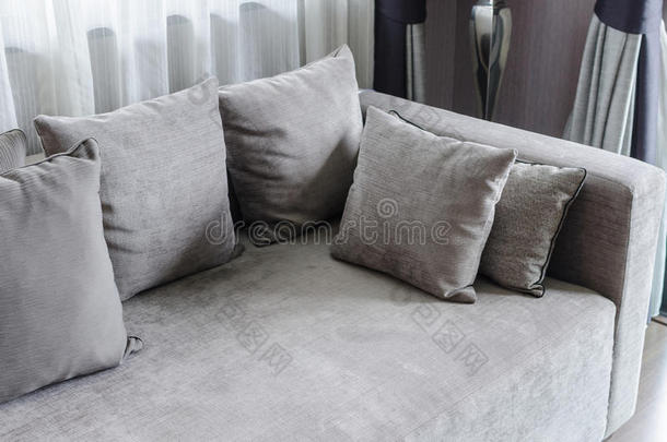 客厅现代沙发上的灰色枕头
