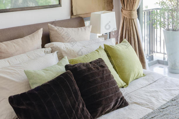 卧室床上的棕色枕头和绿色枕头