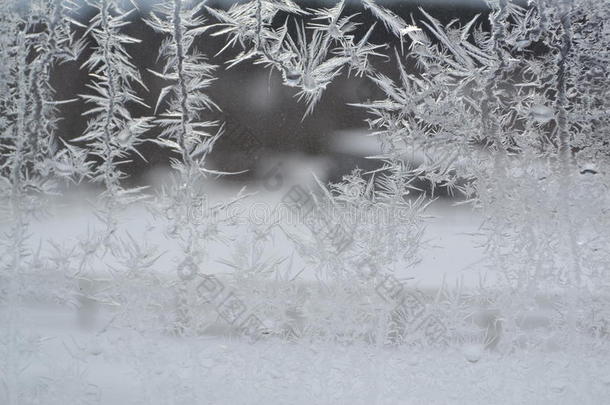 窗户上有水晶雪花