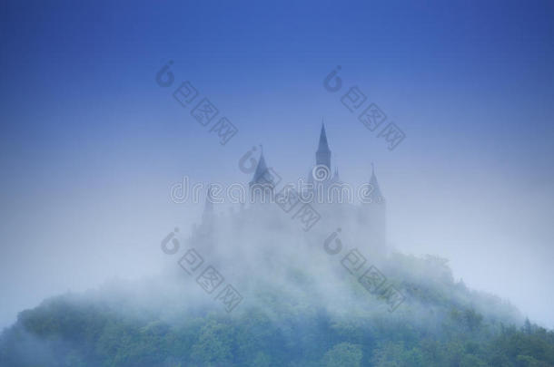 雾霾中霍恩佐伦城堡的美丽景色