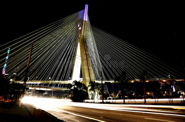 斜拉桥在圣保罗巴西点燃