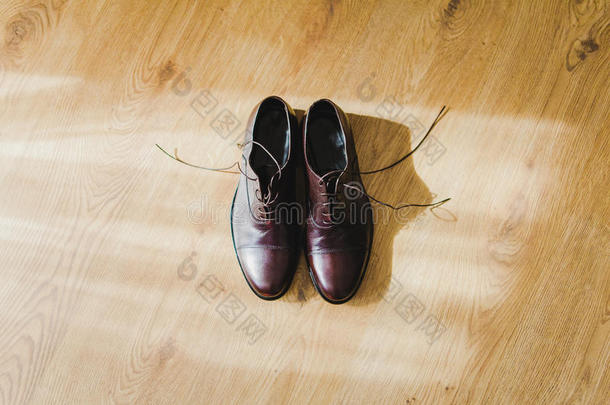棕色男鞋。 婚礼。 男装皮鞋