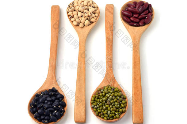 绿豆，黑豆，木勺红豆，白色背景