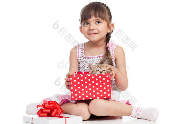 快乐小女孩抱着小猫咪的礼盒