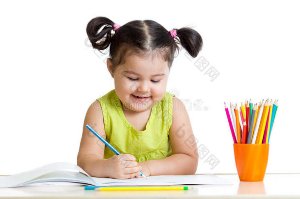 可爱的孩子用<strong>彩色铅笔画</strong>画，微笑