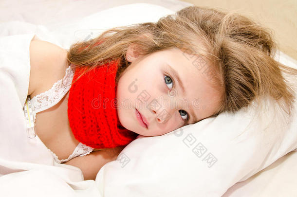 生病的小女孩躺在床上