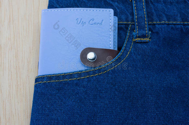蓝色牛仔裤细节与VIP卡