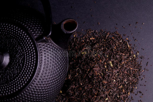 带健康茶叶的黑茶壶
