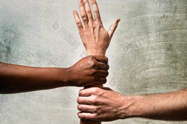 非裔美国人和白种人的手<strong>握</strong>在<strong>一起</strong>，白色的皮肤手臂在世界统一