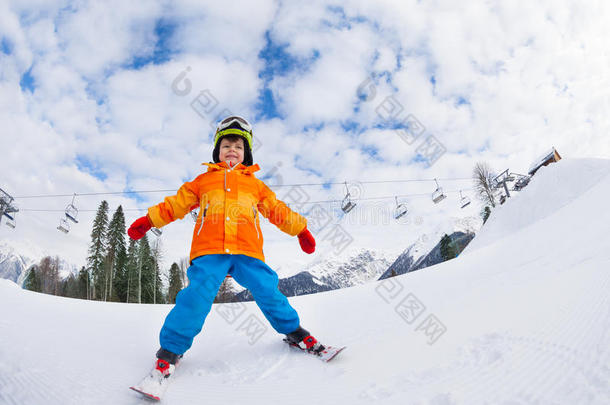 带着面具和头盔的男孩在滑雪胜地滑雪
