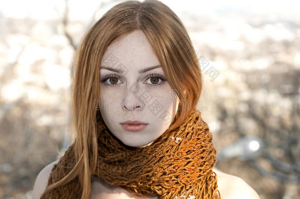 围巾冬天美丽纯洁女孩的特写肖像