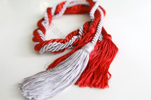 灰色和红色的绳子与流苏隔离