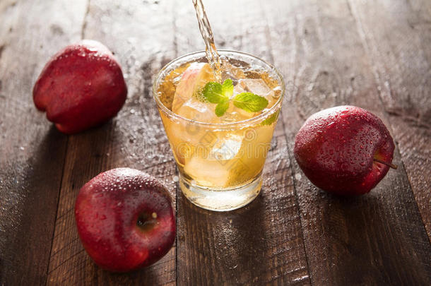 苹果汁从红苹果水果倒入玻璃杯中