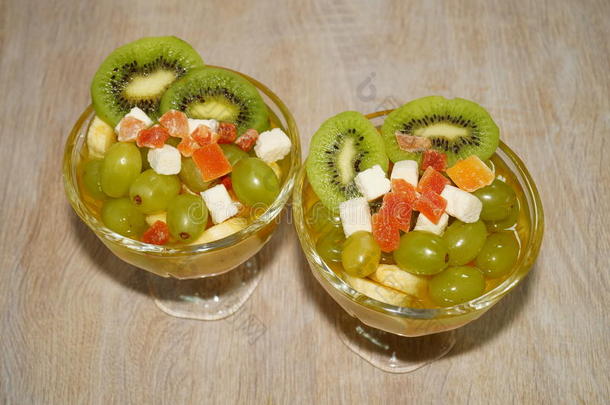 水果甜点-果冻与水果在一个玻璃碗