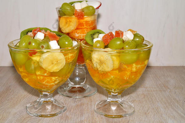 水果甜点-果冻与水果在一个玻璃碗