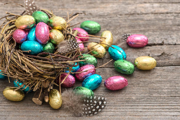 巧克力复活节蛋在巢里。 节日的静物