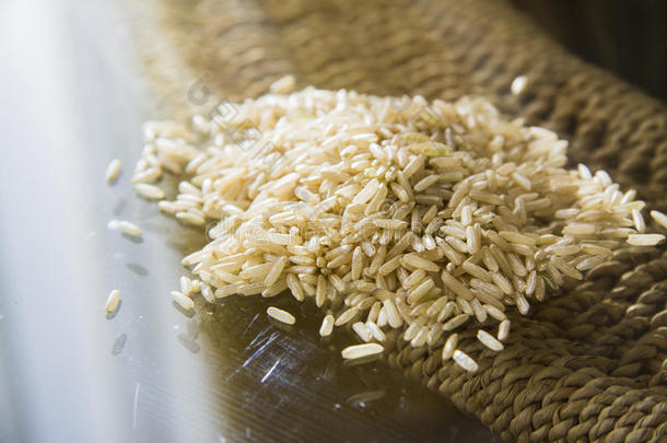 稻草上的糙米粒