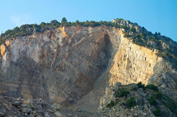 岩石峭壁，山林和蓝天