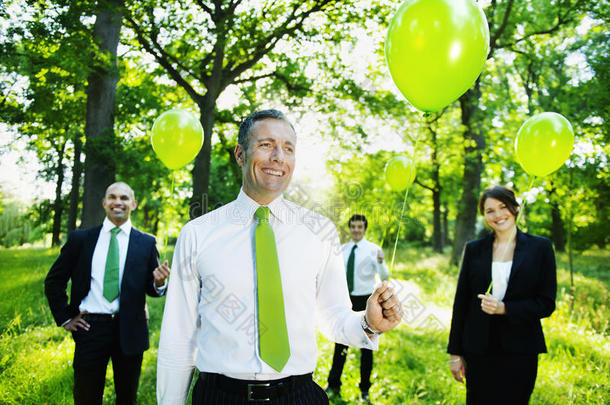 <strong>环保</strong>的商人在<strong>树林</strong>里拿着绿色气球