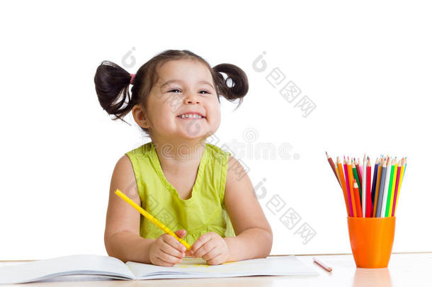 用彩色铅笔画画的小女孩