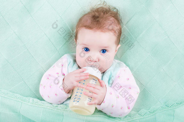 可爱的宝宝，蓝色的大眼睛在喝牛奶