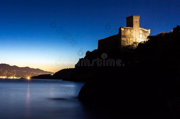 意大利日落时海上的城堡