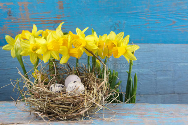复活节装饰品。 在木头上筑巢的鸡蛋