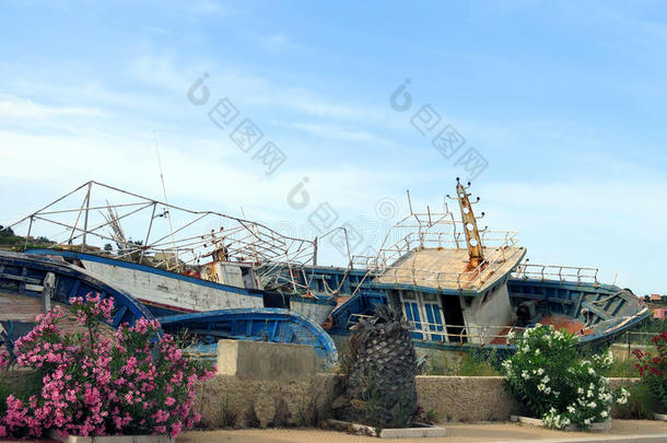 难民上岸后破碎的古代沉船